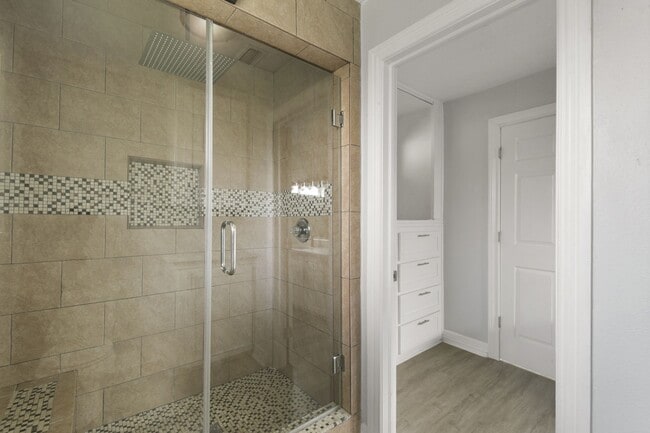 Building Photo - 15710 Creekhaven Dr