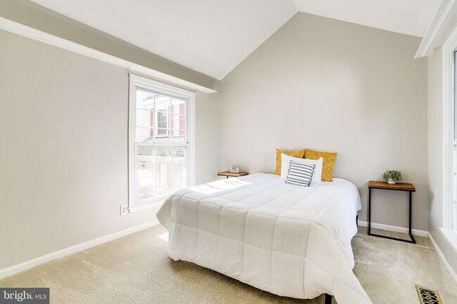 Building Photo - 2911 S Woodstock St