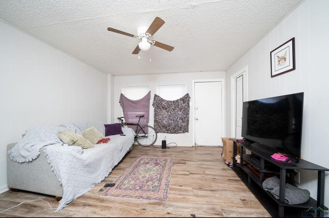 Building Photo - 106 S Davis St