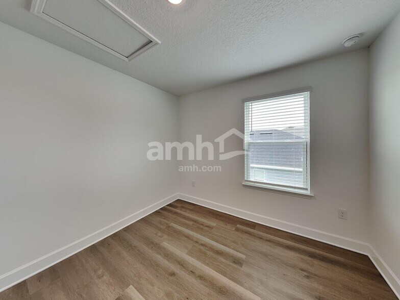 Building Photo - 2907 19th Ave W