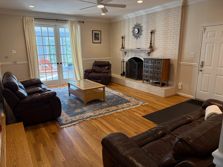 Building Photo - 10225 Tamarack Dr