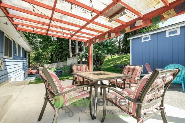 Building Photo - Des Moines 3 Bed Gem with Hot Tub and Spacious Layout