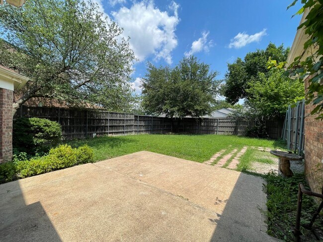 Building Photo - 4 Bed 2 Bath