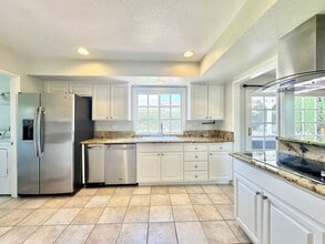 Building Photo - 1530 Rogue St