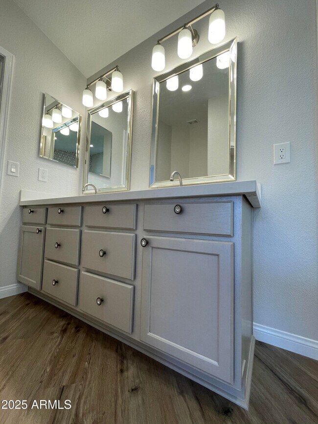 Building Photo - 841 E Lovegrass Dr