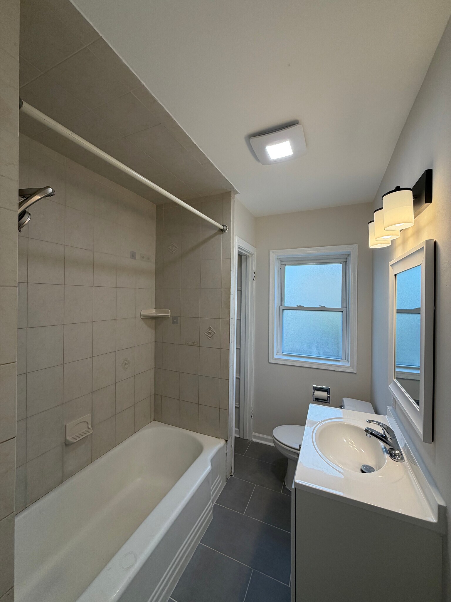 Building Photo - 1822 W 187th St