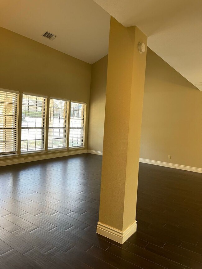 Building Photo - 13731 Oak Pebble