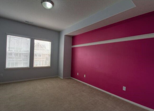 Building Photo - Corner 2 Bed 2.5 Bath Townhome - Garage and Washer/Dryer + Convenient to Nike, Intel and More!