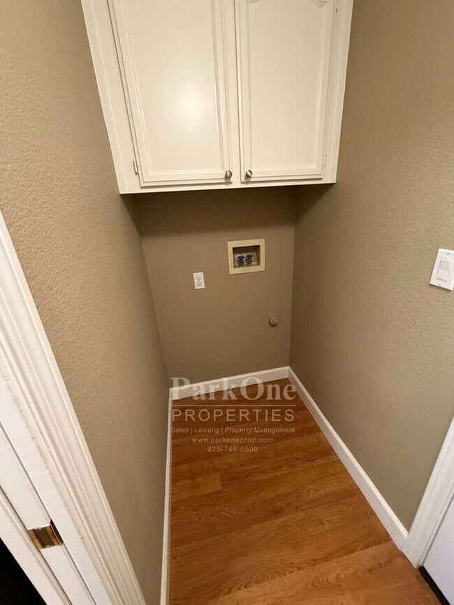 Building Photo - Updated Townhouse in Clayton Available for Lease now!