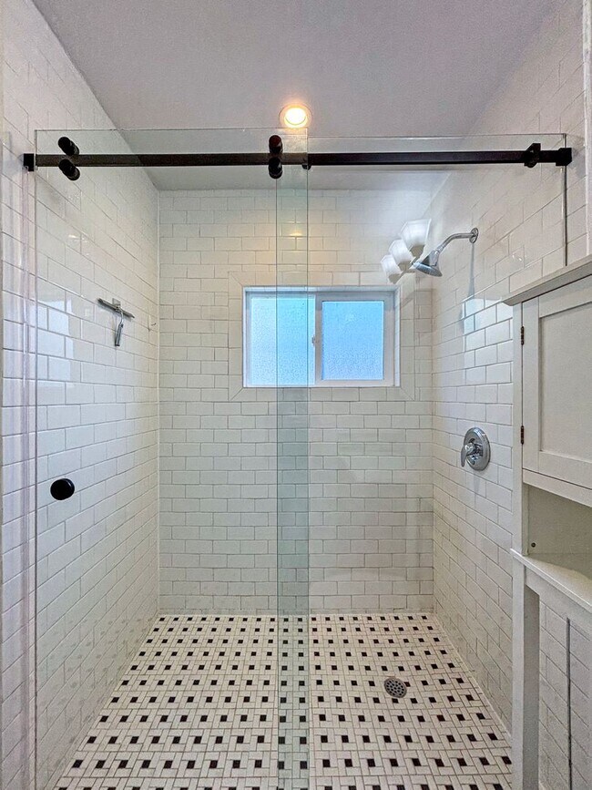 Building Photo - Beautiful 3BD/3BA House in Talmadge w/ ADU...