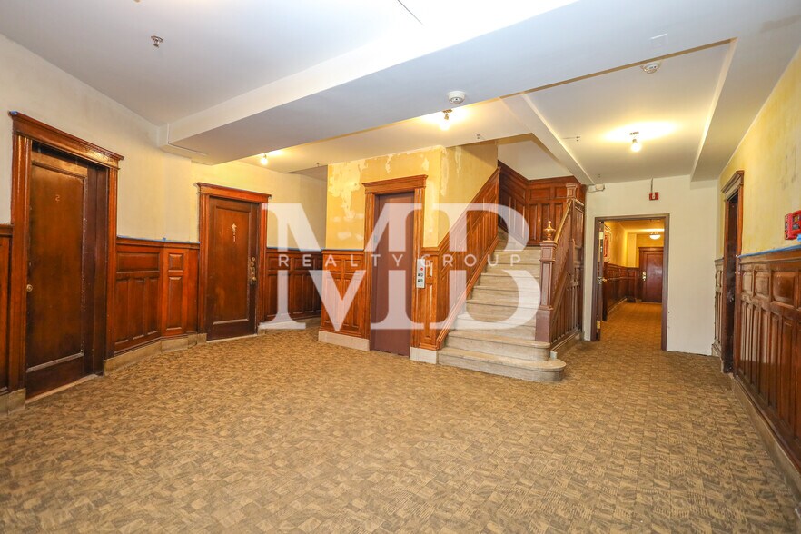 Building Photo - 11 Park Dr