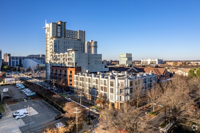 Building Photo - Court 6