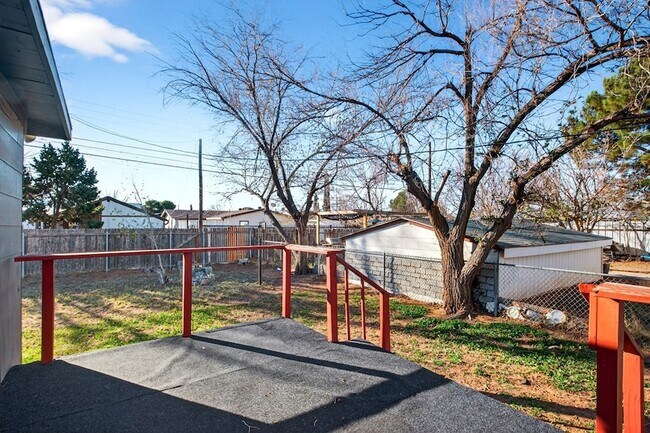 Building Photo - 2011 W 16th St