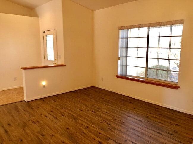 Building Photo - Great Home 3 Bedroom Home in Beautiful Nei...