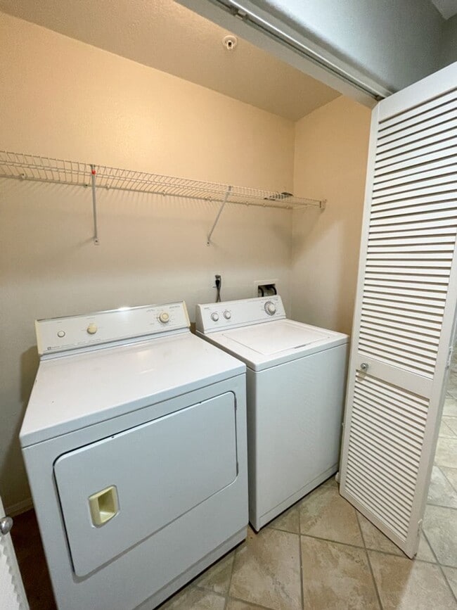 Building Photo - Beautiful first floor condo in Ocean Pointe with Lagoon views!!