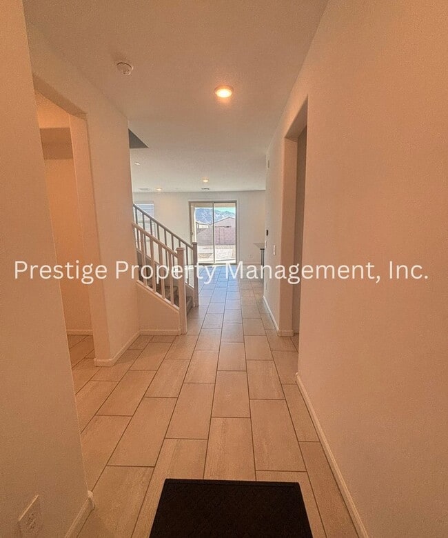 Building Photo - Beautiful 2/2 2-Story West Side Home With ...