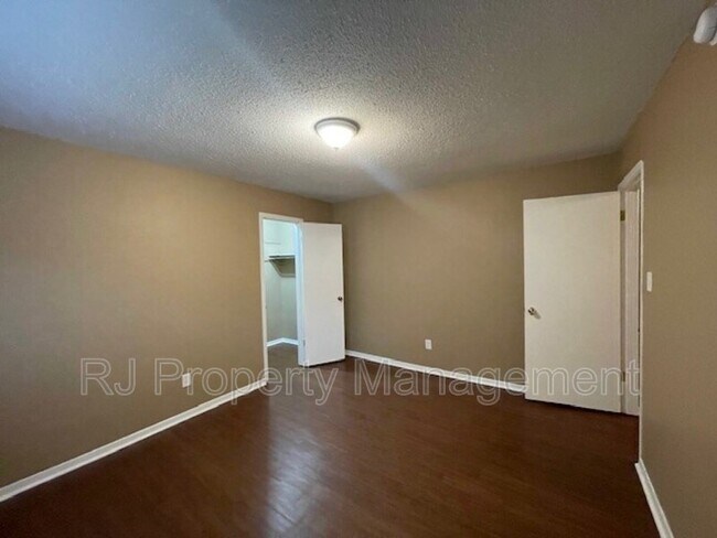 Building Photo - 3432 Powell Ave