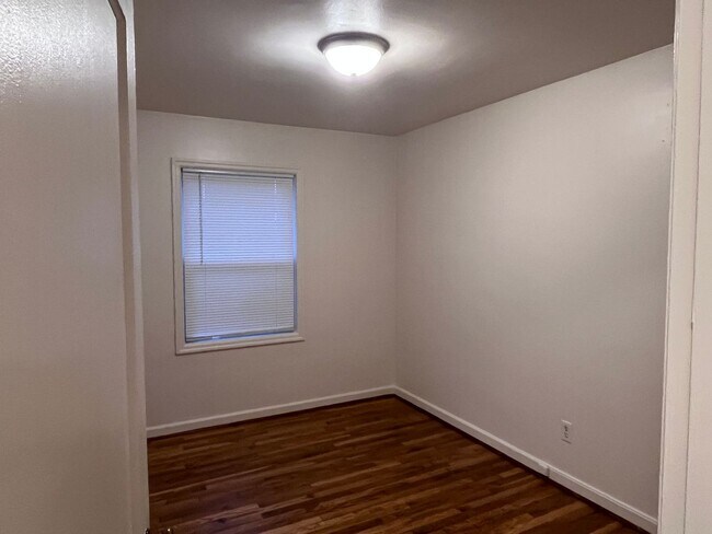 Building Photo - Stunning 2 Bed, 1 Bath Vintage Charmer!