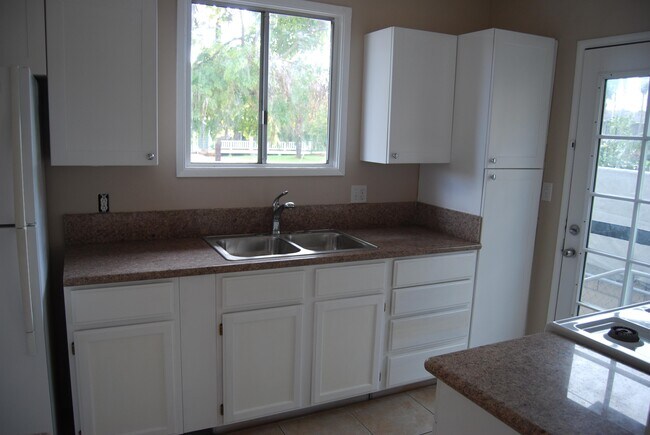 Building Photo - 536 39th W St