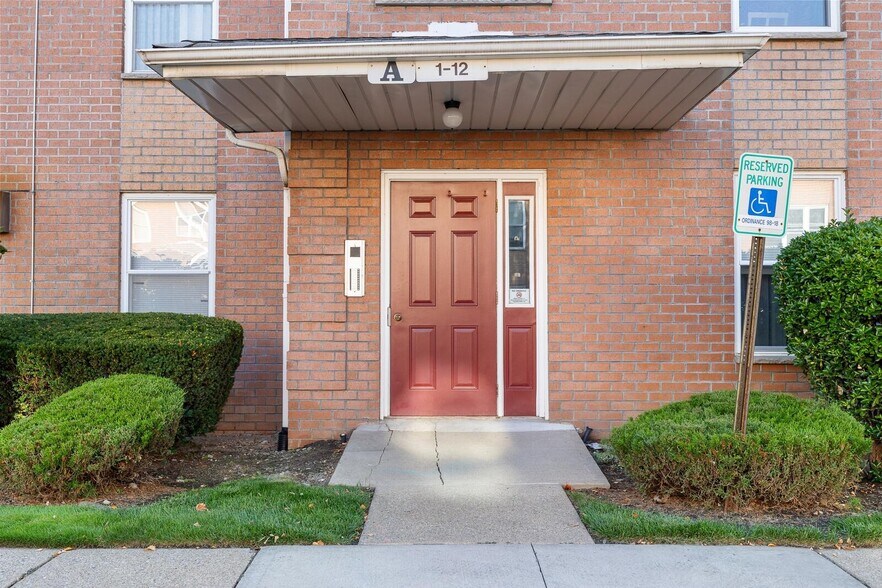 Building Photo - 5 Riverview Ct