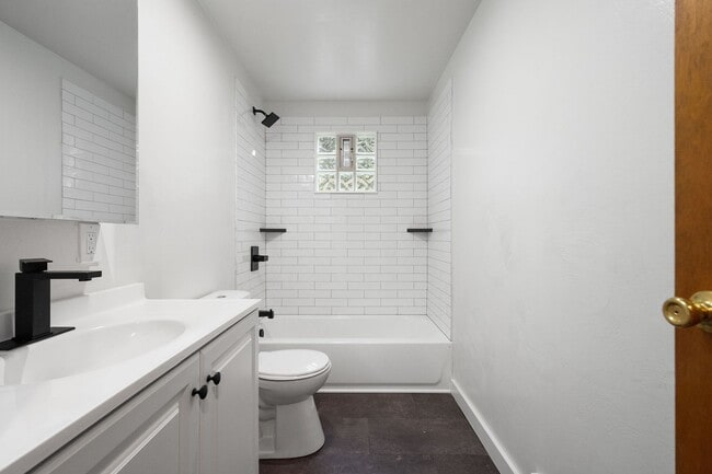 Building Photo - AVAILABLE SEPT 1ST!! BEAUTIFUL 3 BEDROOM I...
