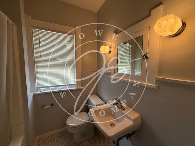 Building Photo - "Charming 2-Bedroom upper duplex in West Toledo – Cozy Living Awaits.