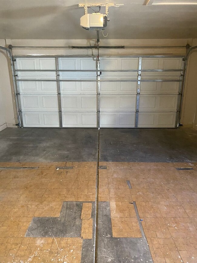 Building Photo - AMERICANA Property Mgmt - Remodeled 2 stor...