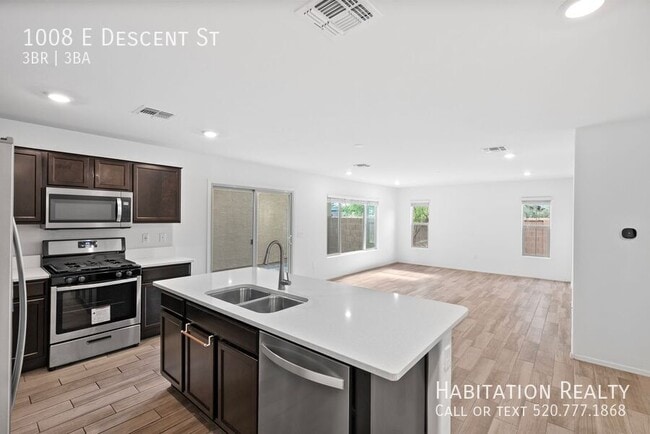 Building Photo - 1008 E Descent St