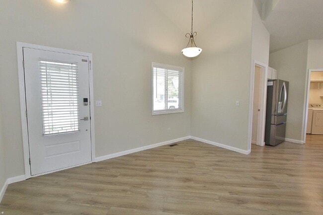 Building Photo - 2610 N Shoveler Way