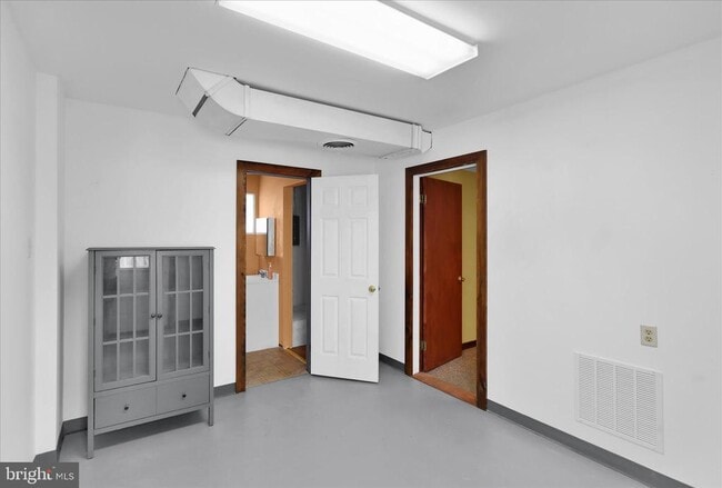 Building Photo - 392 5 Locks Rd