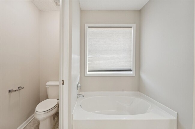 Building Photo - AVAILABLE NOW! (Pet Friendly)