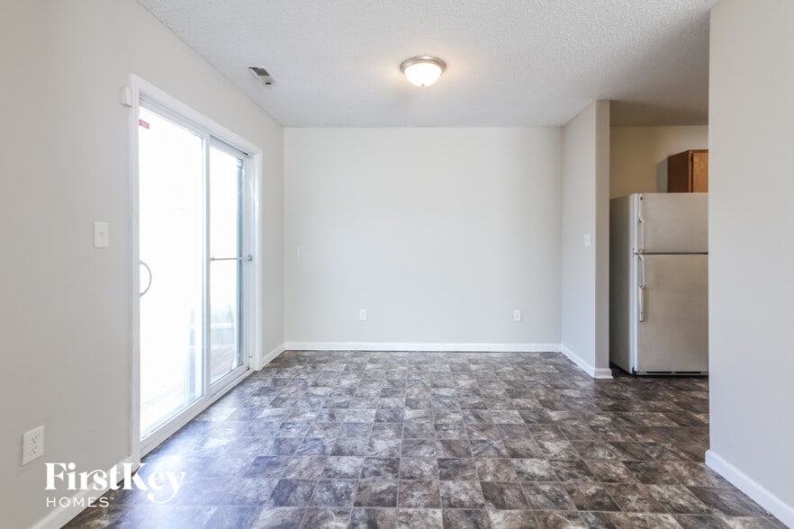 Building Photo - 3912 Roundwood Dr