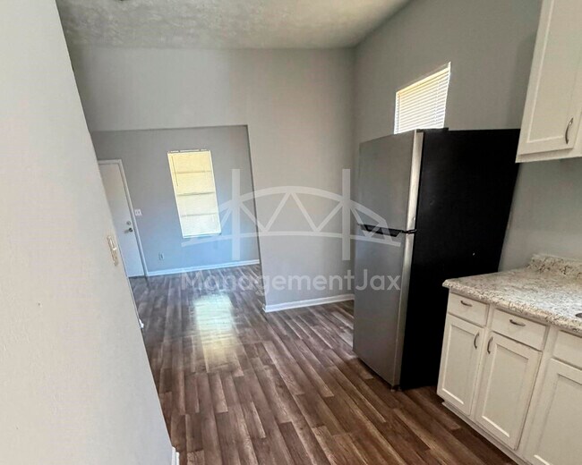 Building Photo - 622 E 63rd St