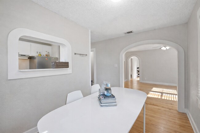 Building Photo - Cherrywood Duplex 7 Bedroom 4 Full Baths