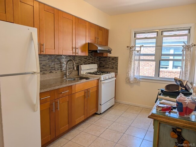 Building Photo - 75-40 197th St