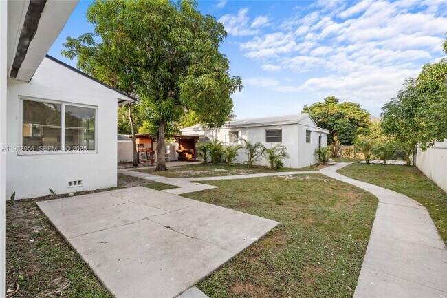 Building Photo - 201 S Biscayne River Dr