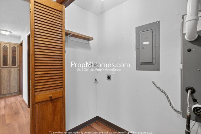 Building Photo - Updated Three Bedroom Home in Oregon City!