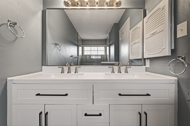 Building Photo - 4251 Southchase Ln