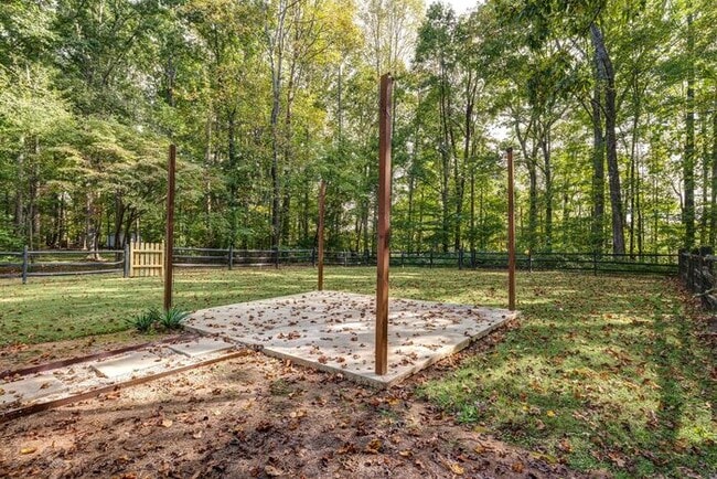 Building Photo - Private Home on Spacious Lot in Browns Sum...
