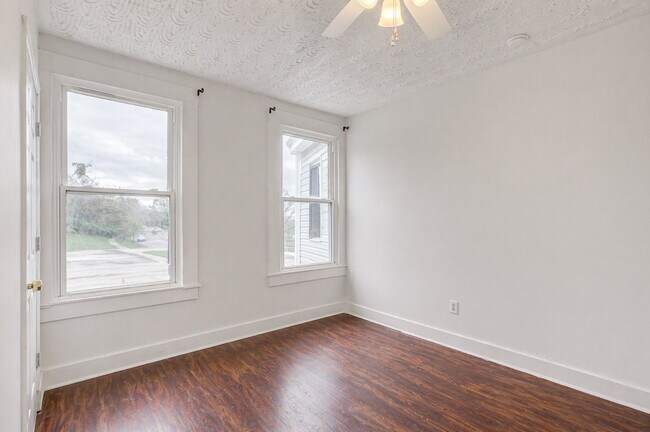 Building Photo - 2954 Central Pkwy