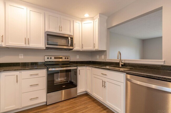 Building Photo - Willow Court Bloomington