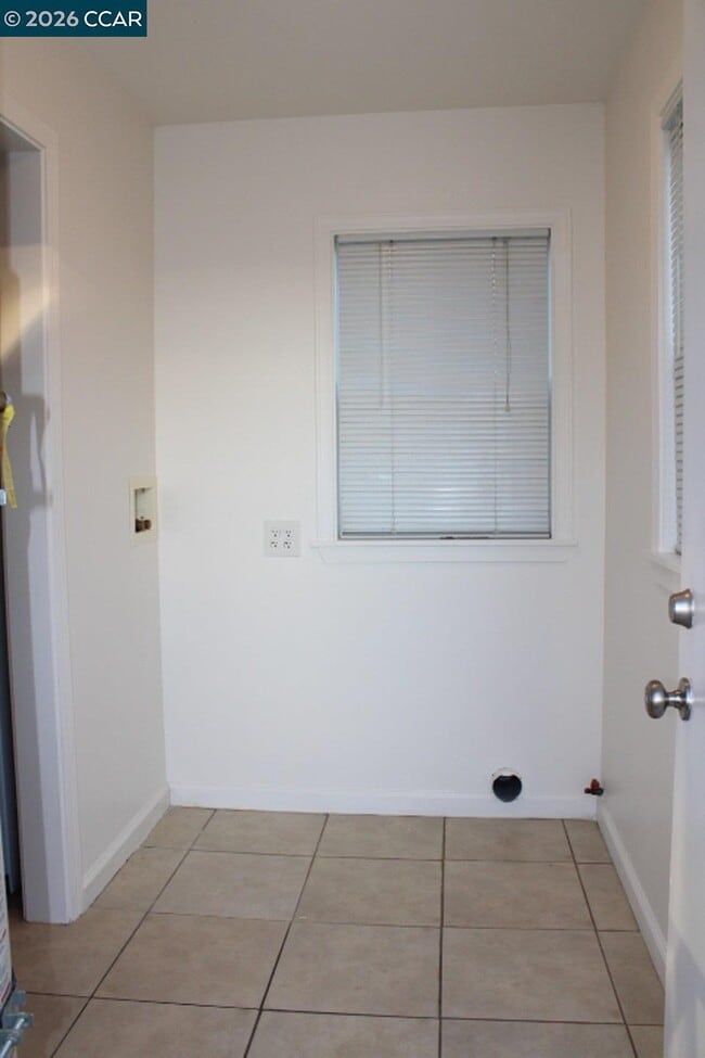 Building Photo - 827 S 33rd St