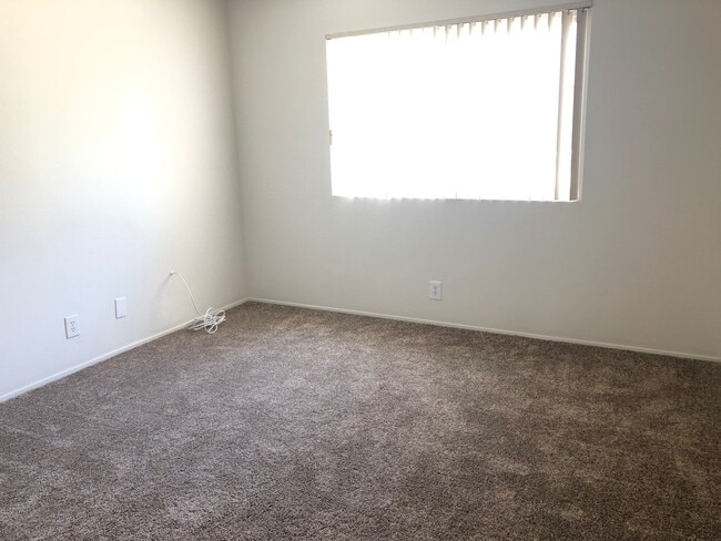 Building Photo - Adorable Oceanside Attached Home Ready Now!