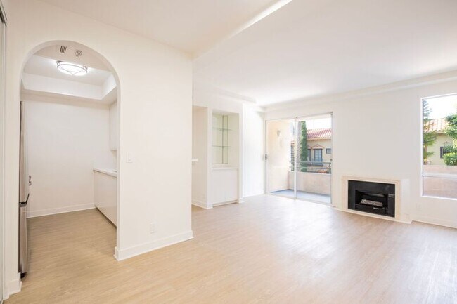 Building Photo - 1616 N Serrano Ave