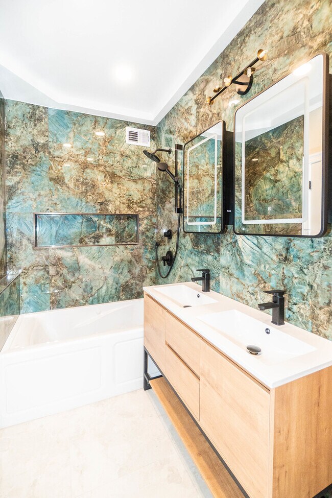 Building Photo - 1032 W Dakin St