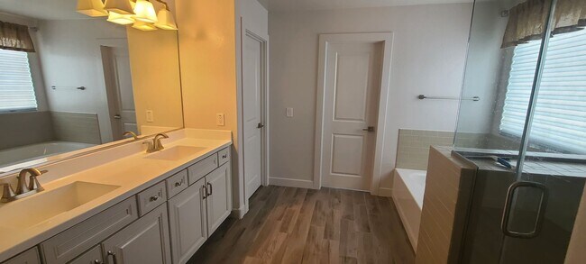 Building Photo - 4 Bedroom 3 Bathroom Upgrade Model Home