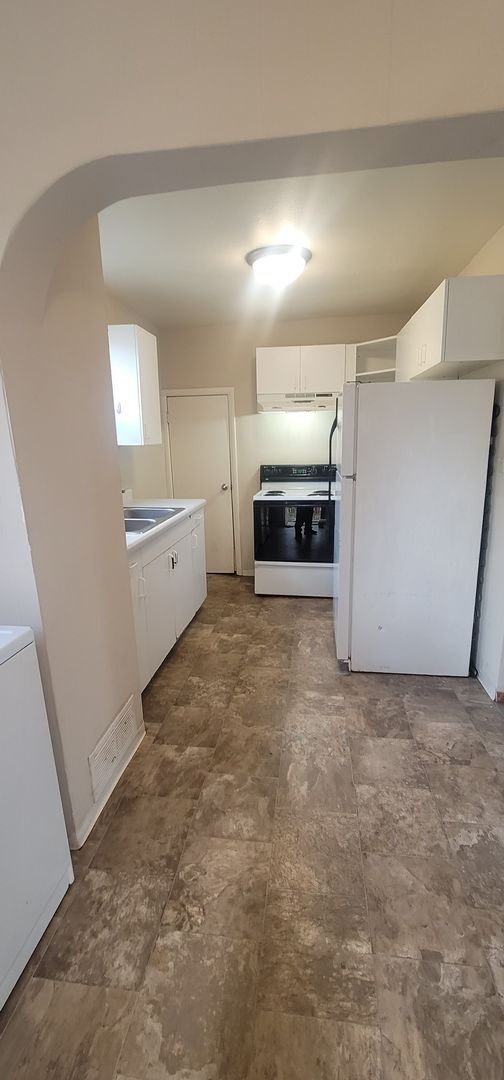 Building Photo - 4 Bedroom 2 Bath - Single Family Home