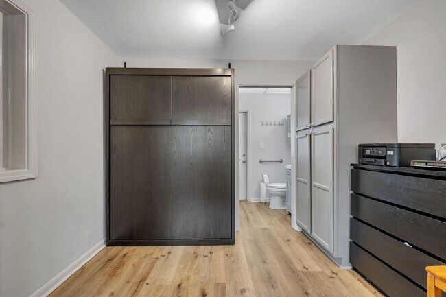 Building Photo - Old Town Furnished Studio Unit