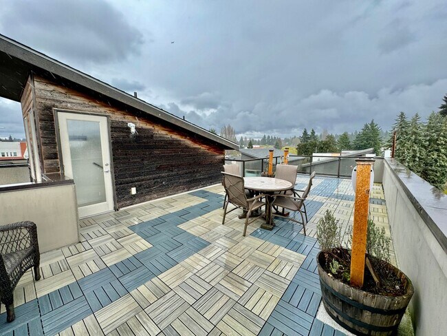 Building Photo - Location! Location! Modern 3 bed, 2.5 bath, Townhome near Greenlake!