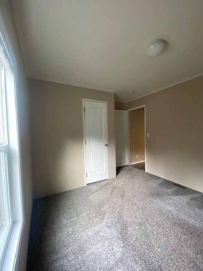 Building Photo - Private Country Living 3 Bedroom Home!